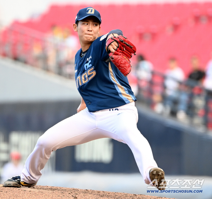 Koo Chang-mo, who played two scoreless games, only four innings against LG today. The next pitcher is a fireballer who got his first win since his debut