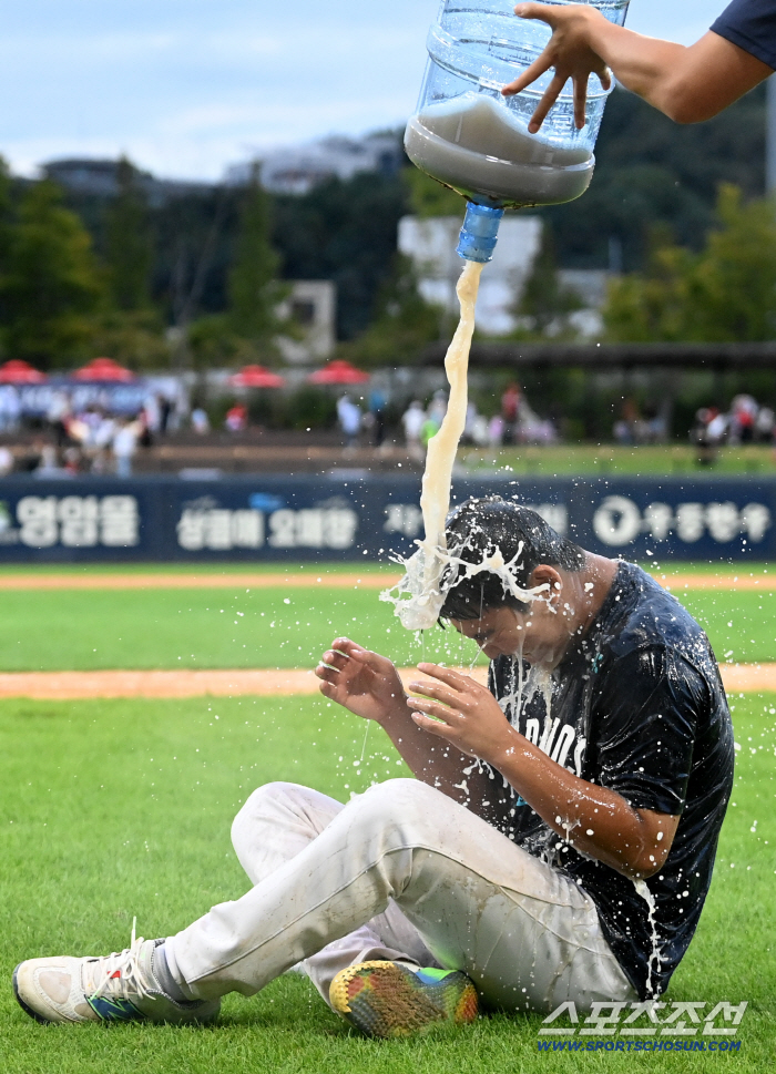 Koo Chang-mo, who played two scoreless games, only four innings against LG today. The next pitcher is a fireballer who got his first win since his debut