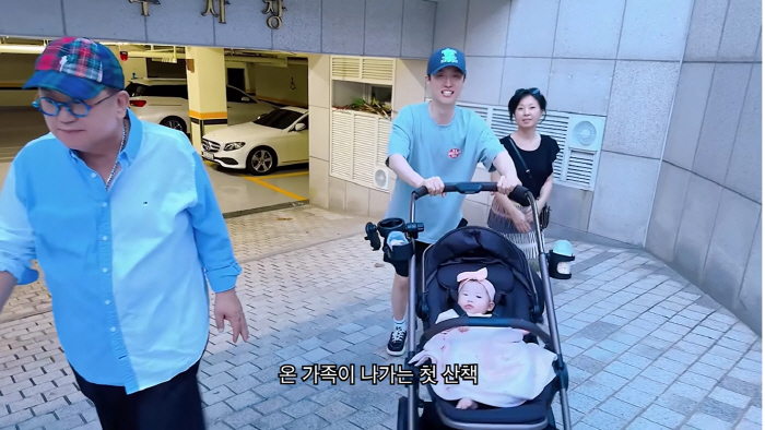 Lee Yongsik's granddaughter, EL, you're a lucky girl..Thanks to this, the whole family took their first walk in Pyeongchang-dong (Apho TV)