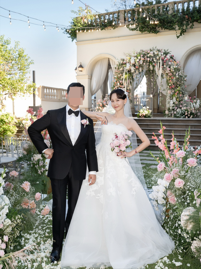 Lee Yoo-young, a wedding with her daughter...Handsome husband's face is also proudly revealed 