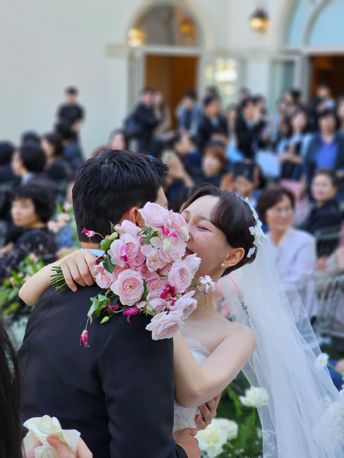Lee Yoo-young, a wedding with her daughter...Handsome husband's face is also proudly revealed 