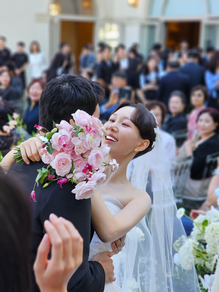 Lee Yoo-young, a wedding with her daughter...Handsome husband's face is also proudly revealed 
