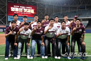  2026 Kiwoom rookies pose on the ground at Gocheok Dome