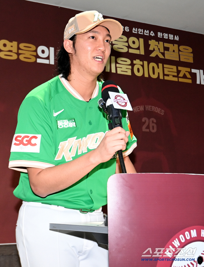  Ahn Woo-jin answers a barrage of questions from 2026 Kiwoom rookies