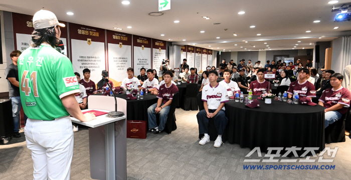 Ahn Woo-jin kindly answers questions from rookies