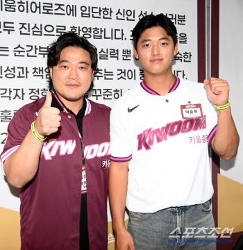  Former coach Park Seok-min poses after receiving his son Park Jun-hyun's first autographed uniform