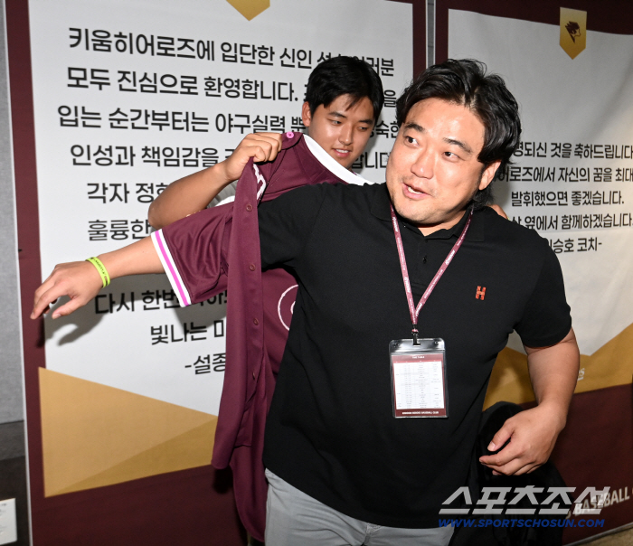  Former coach Park Seok-min to receive his son Park Joon-hyun's first autographed uniform