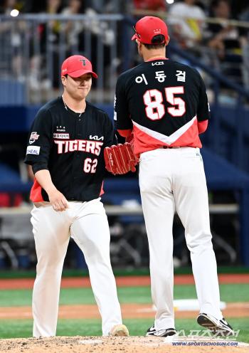  Jung Hae-young takes the mound in the 9th inning