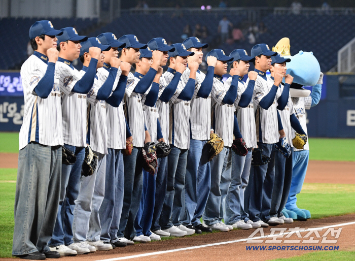  NC rookie players greet each other for the first time at Changwon NC Park
