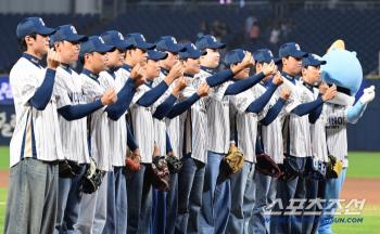  NC rookie players sending hearts to fans
