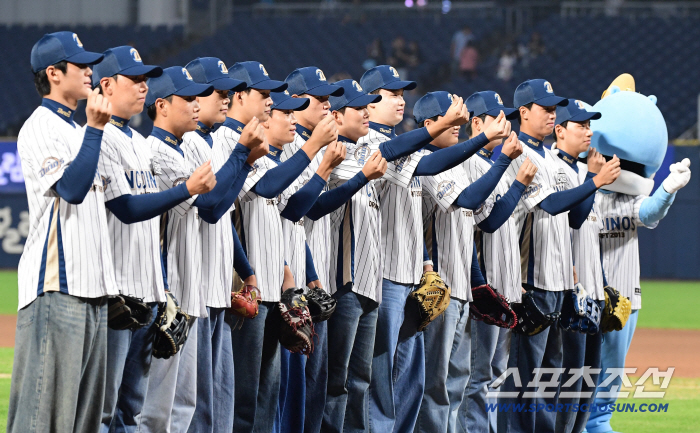  NC rookie players sending hearts to fans