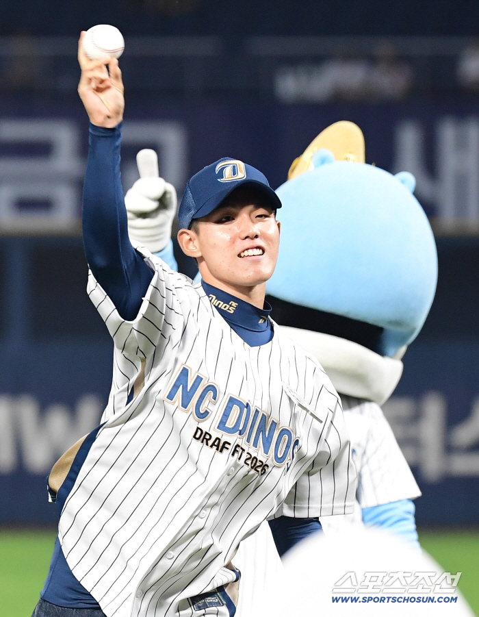 NC rookie Shin Jae-in visited Changwon Stadium and threw a strong pitch