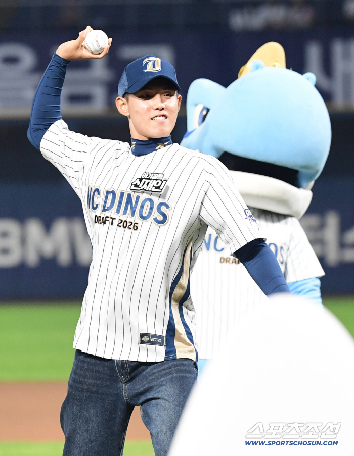  NC Shin Jae-in visited Changwon Stadium and threw the first pitch in front of home fans