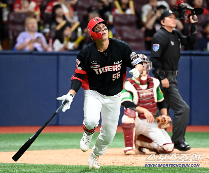  Oh Seonwoo looking at the ball, is it moving on?