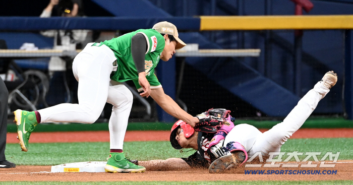  Park Chan-ho ran to third base after dividing into right-center