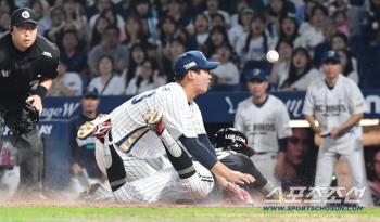  Park Hae-min and Shin Young-woo scored during wild pitching