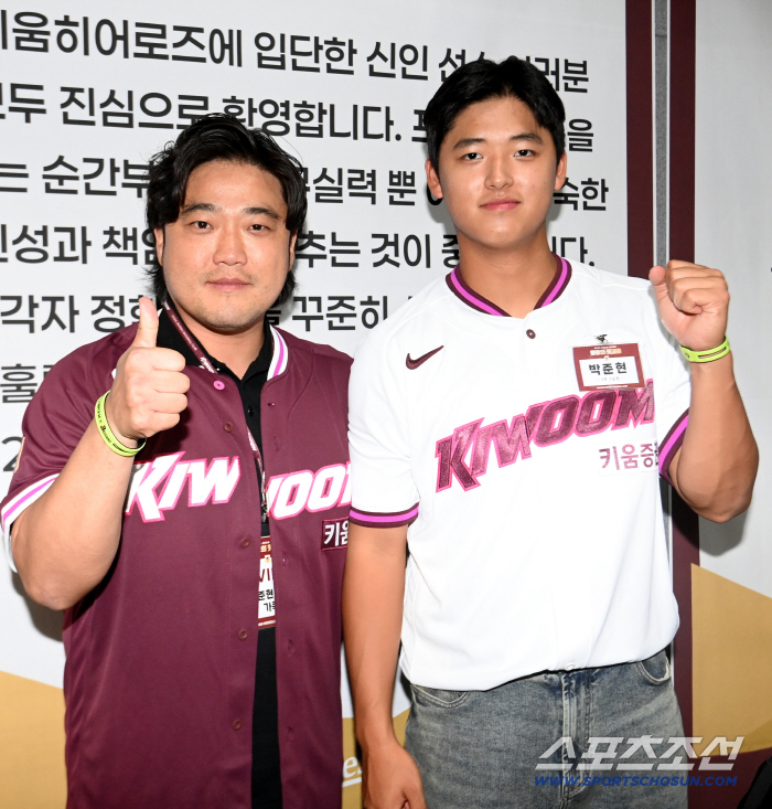  Park Jun-hyun, fighting with his dad Park Seok-min in Kiwoom uniform!