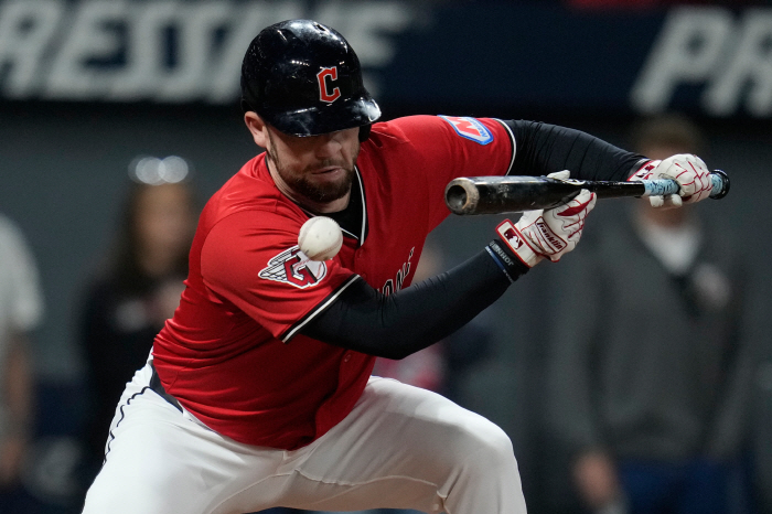 Pitchers were also distressed by throwing glove hats…Scary scene of the tragedy that bunt gave birth to at 159.5km