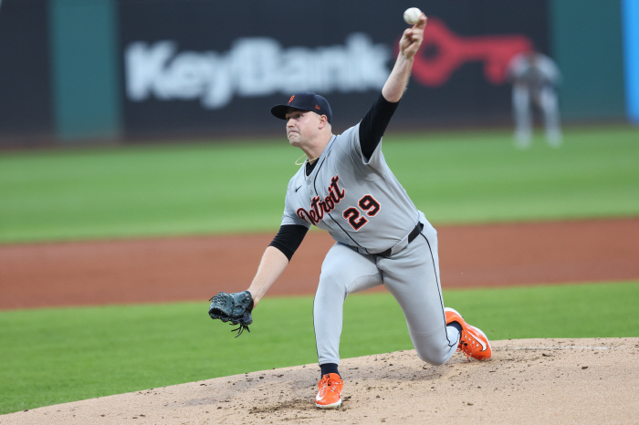 Pitchers were also distressed by throwing glove hats…Scary scene of the tragedy that bunt gave birth to at 159.5km