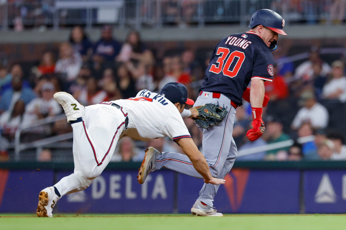 There is no gap in the Washington infield. Atlanta's Kim Ha-sung has no hits in four times at bat, and failed to hit 11G in a row, three hard hits → frustrated by Hoosobi