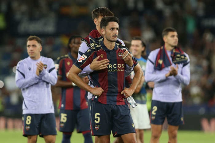 Troublemaker Vinicius Clashes Again With Opponents the Day After Ballon d'Or Awards...Look down on my team