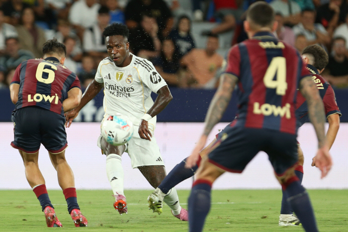 Troublemaker Vinicius Clashes Again With Opponents the Day After Ballon d'Or Awards...Look down on my team