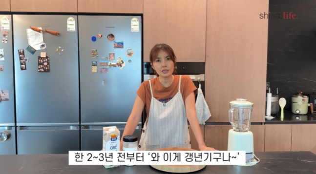 57-year-old Shin Ae-ra confesses to abnormal menopause health...I can't control my belly fat