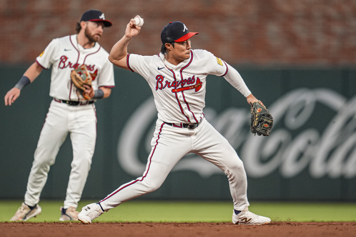  Atlanta's Kim Ha-sung, who failed to hit 11 consecutive games the day before the start again, overcame disappointment and resumed hitting from his first at-bat. The team failed to win 11 games in a row