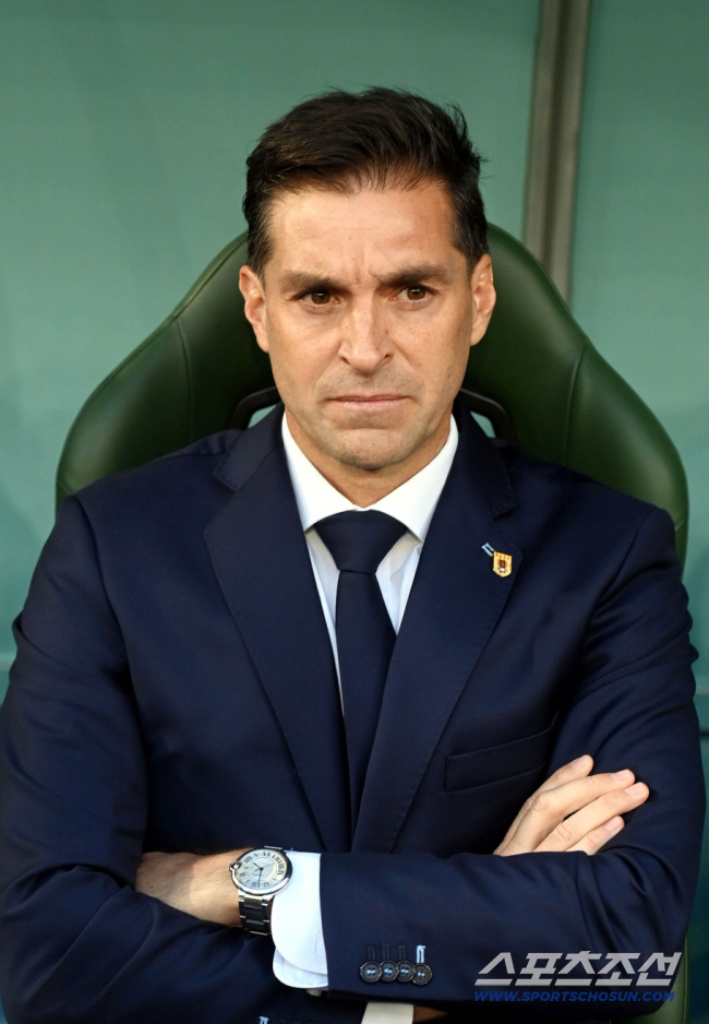 Coach, who couldn't overcome Bento's team, received application form for the next head coach, Polish coach also applied
