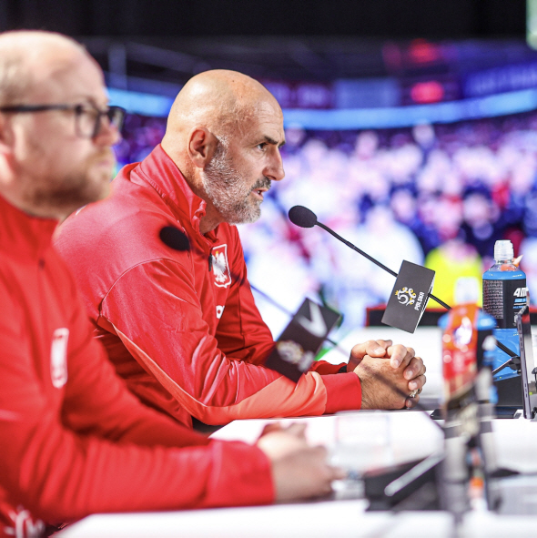 Coach, who couldn't overcome Bento's team, received application form for the next head coach, Polish coach also applied