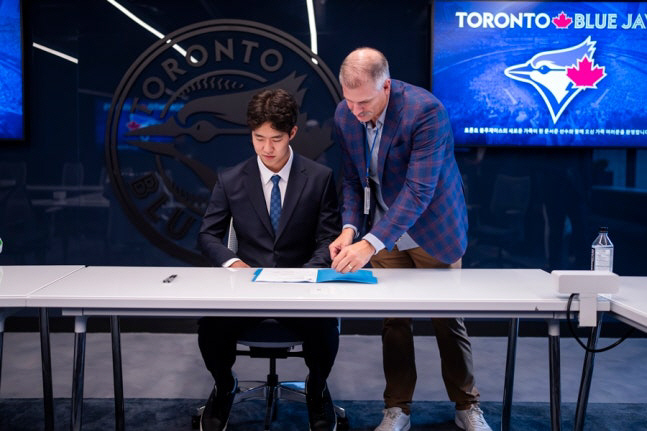  I hope you're different… Jangchung High School Seo Moon-joon officially joined MLB Toronto. The Odds of Success in the Worst High School Prospects, Will It Be able to Break through the 0% Wall