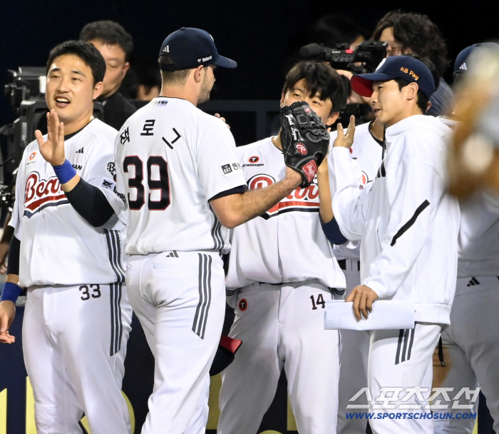 LG, are you thankful? One roof, two families laughed...Doosan also has a 10-win pitcher! Successfully added red pepper powder to Hanwha. 