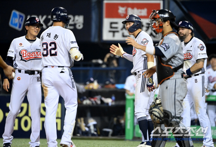 LG, are you thankful? One roof, two families laughed...Doosan also has a 10-win pitcher! Successfully added red pepper powder to Hanwha. 
