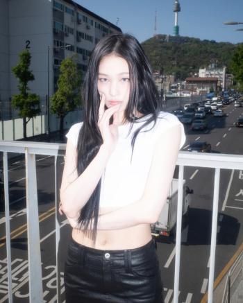 Old Def Annie, the eldest daughter of Shinsegae, volunteers for bare-faced abandoned dogs...Even before our debut... 