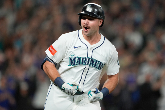 One decisive hit left for Raleigh, and if that's the case, Judge will hit 60 home runs. You are out of your mind.