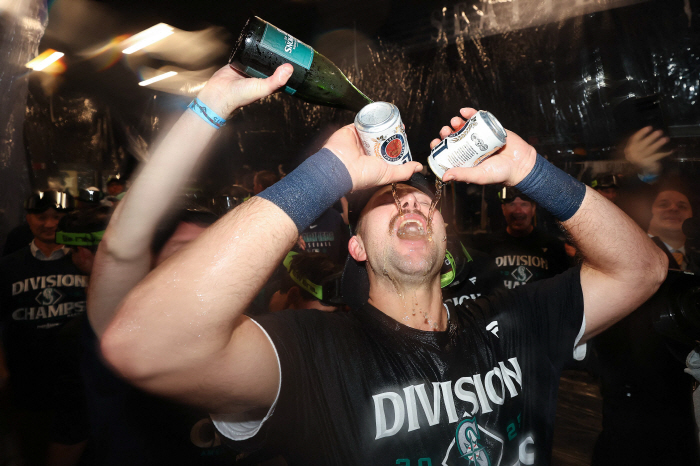 One decisive hit left for Raleigh, and if that's the case, Judge will hit 60 home runs. You are out of your mind.