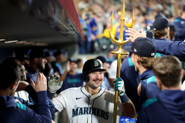 One decisive hit left for Raleigh, and if that's the case, Judge will hit 60 home runs. You are out of your mind.