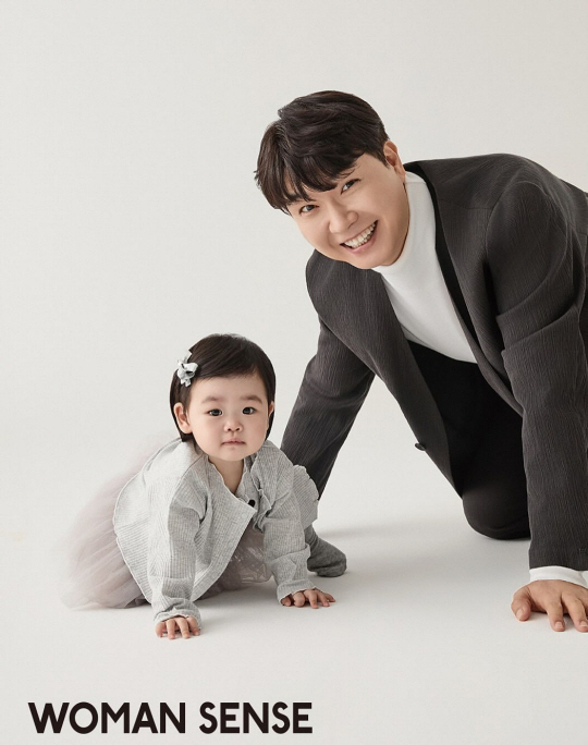 Park Soo-hong's 11-month-old daughter won an advertisement and even a magazine cover model..It's the same