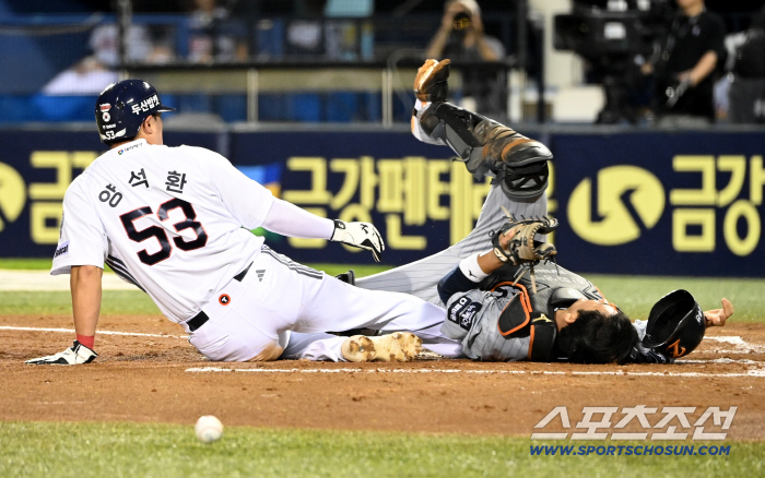  Choi Jaehoon missed the ball and bumped into Yang Seokhwan