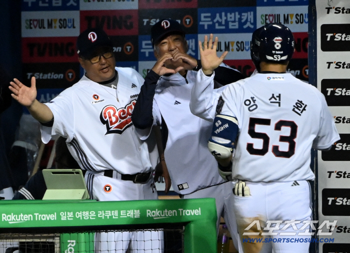 Coach Goto sends a heart to Yang Seok-hwan with a back-to-back home run