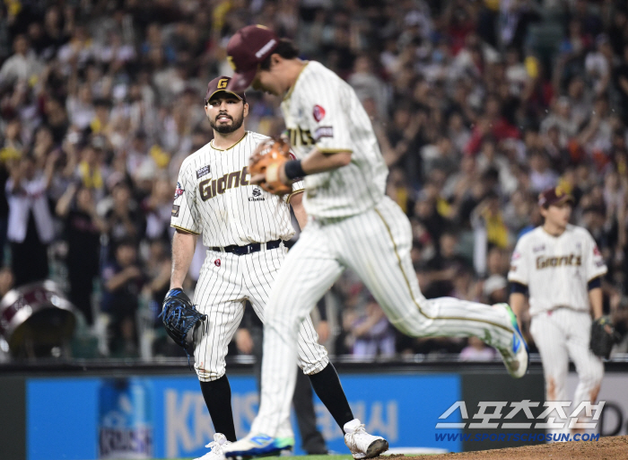  Gamboa's teammates are devastated by their defense mistakes
