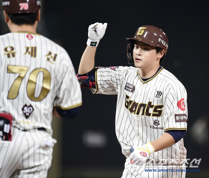  Park Chan-hyung's leadoff hit to make a chance
