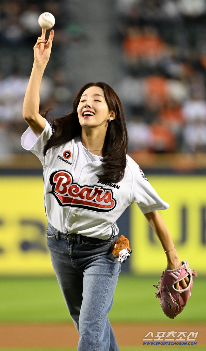  Soi-hyun, a baseball that's properly caught at the fingertips