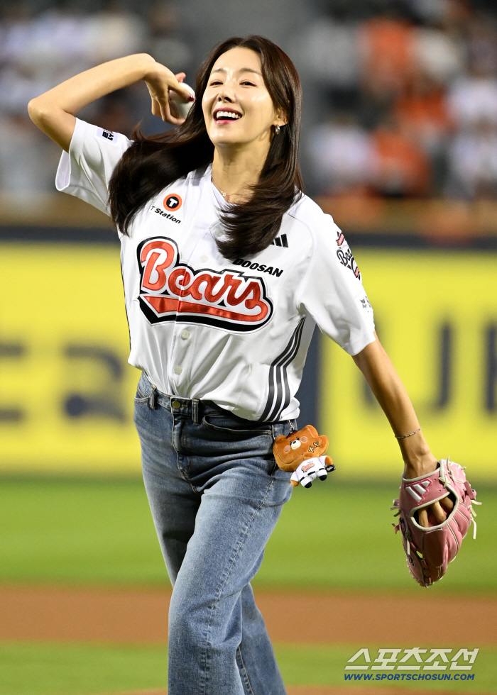  Soi-hyun throws the first pitch with her flower-like beauty