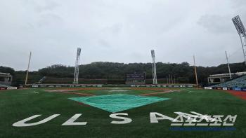  Ulsan Munsu Baseball Stadium is raining