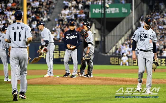  Um Sang-baek takes the mound after Weiss