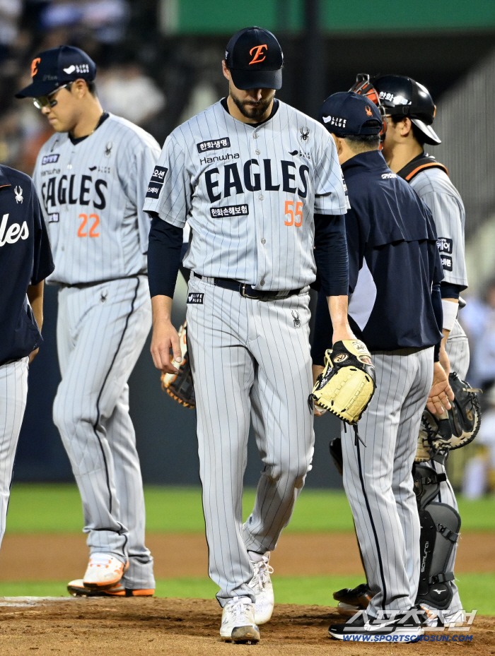  Weiss going down the mound in the 5th inning