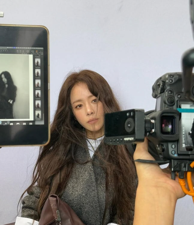 'Still a goddess' Han Ji-min overwhelms the photoshoot scene with her unrivaled beauty. 'This is class.' 