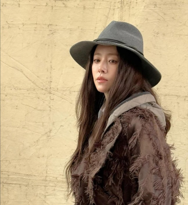 'Still a goddess' Han Ji-min overwhelms the photoshoot scene with her unrivaled beauty. 'This is class.' 