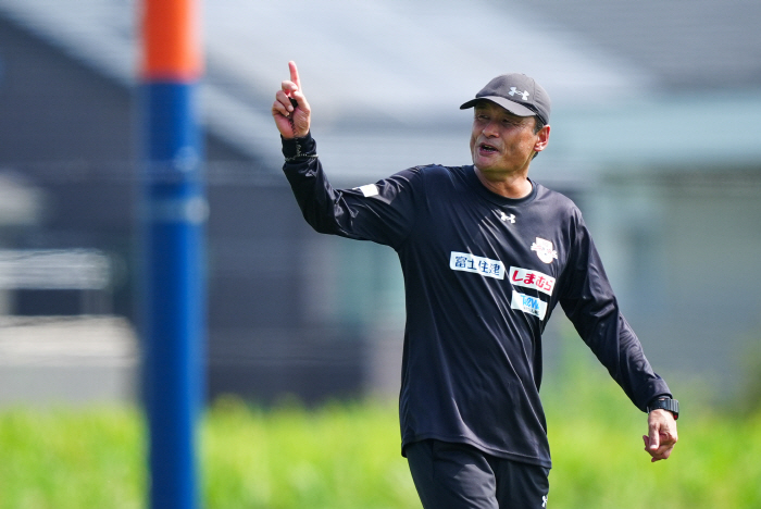 This is RB style? During the competition for promotion to the first division, the coach was suddenly replaced, and why is he so restless?